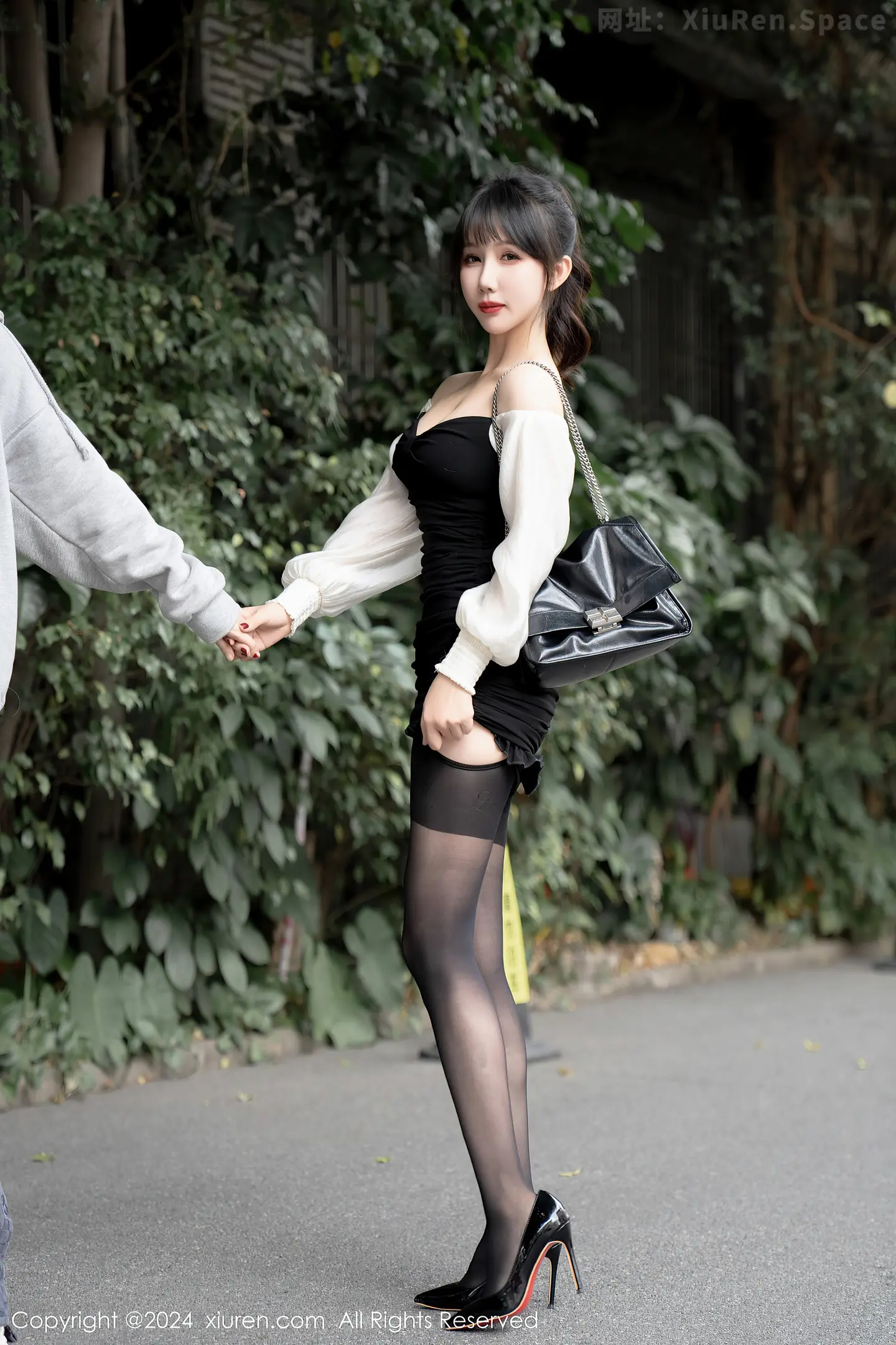 图片[2]-[XiuRen秀人网]VOL.7930 模特波巧酱Al女友主题私房大尺度全果秀火辣身材遮点诱惑写真86P-秀人网官方网站